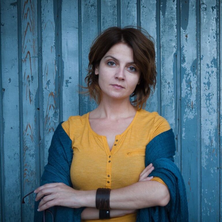 Paula PetričevićMirovna i Feministička aktivistkinja iz Kotora, Crna Gora. Diplomirala filozofiju na Filozofskom fakultetu Univerziteta u Beogradu. Magistarka političkih nauka i doktorantkinja na FPN istog univerziteta. Radila kao programska direktorka Centra za građansko obrazovanje u Podgorici i predavačica na Ženskim studijama u organizaciji Animé – Centra za žensko i mirovno obrazovanje iz Kotora. Radi kao ombudsmanka dnevnog lista „Vijesti“ (2015/20) i nedjeljnika „Monitor“ (2014/20). Objavila više radova o rodnoj problematici u domaćoj i međunarodnoj periodici i zbornicima.